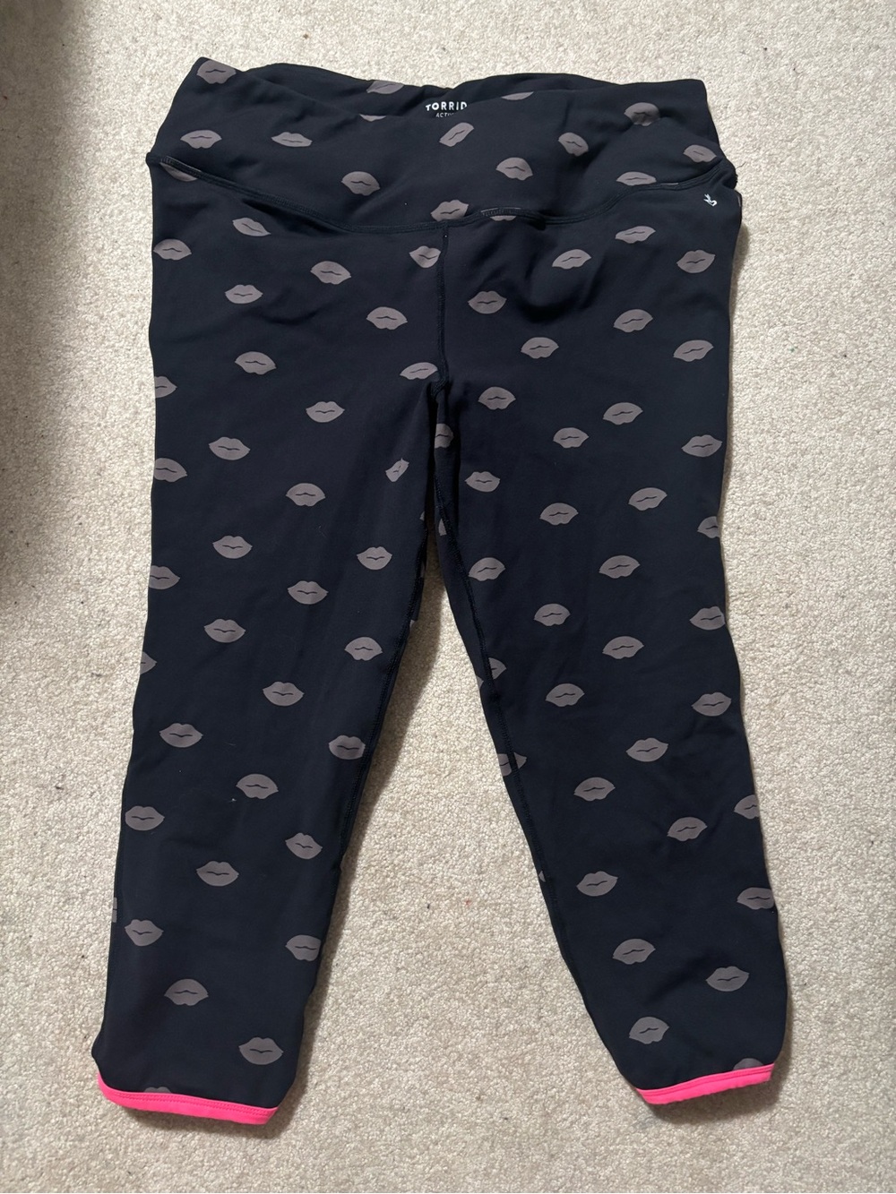 Torrid kiss lips cropped athletic pants 2x